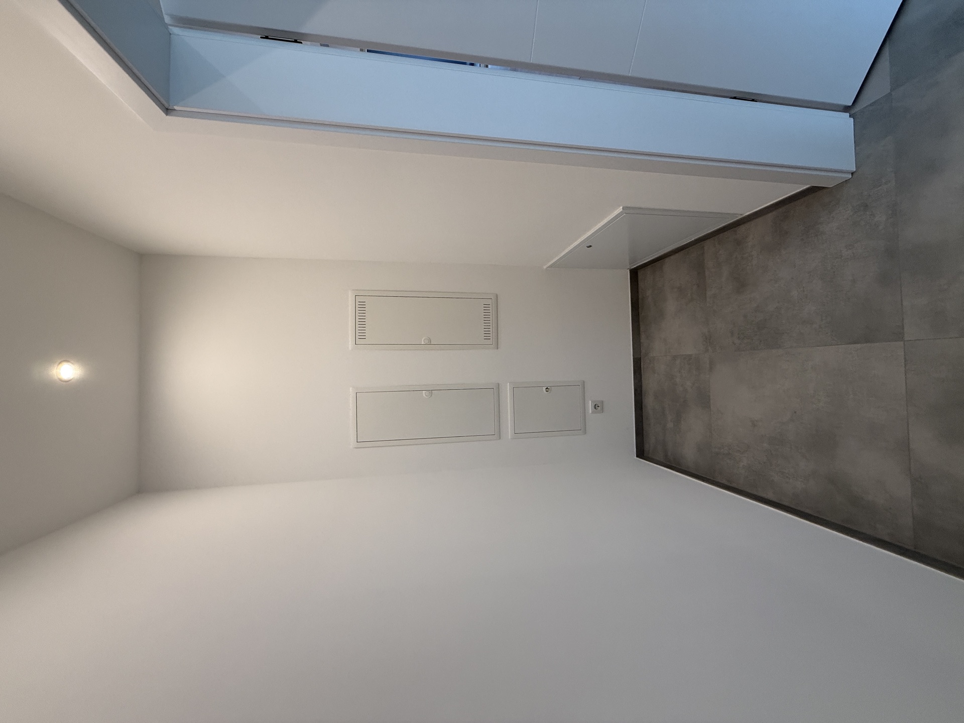 Schlafzimmer mit Kingsize-Bett im Apartment The Cube 3.0 Hagen