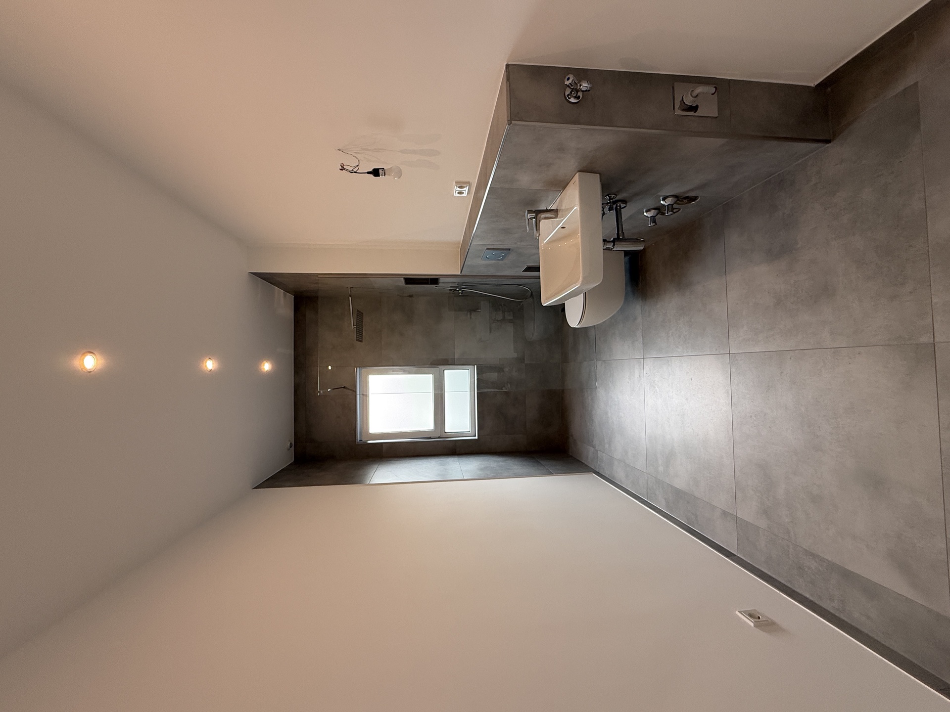 Gäste entspannen auf dem Balkon des Airbnb Apartments in Hagen, The Cube 3.0 Ferienwohnung