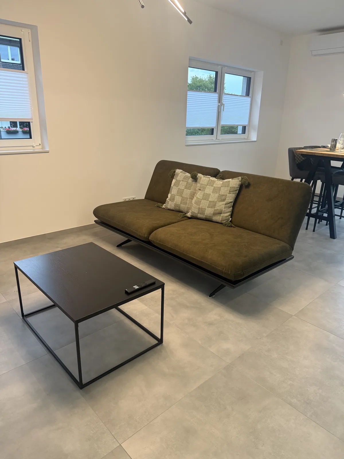 Ferienwohnung Hattingen, The Cube 3.0 Design-Apartment in Hagen-Vorhalle, Wohnbereich mit Design-Sofa