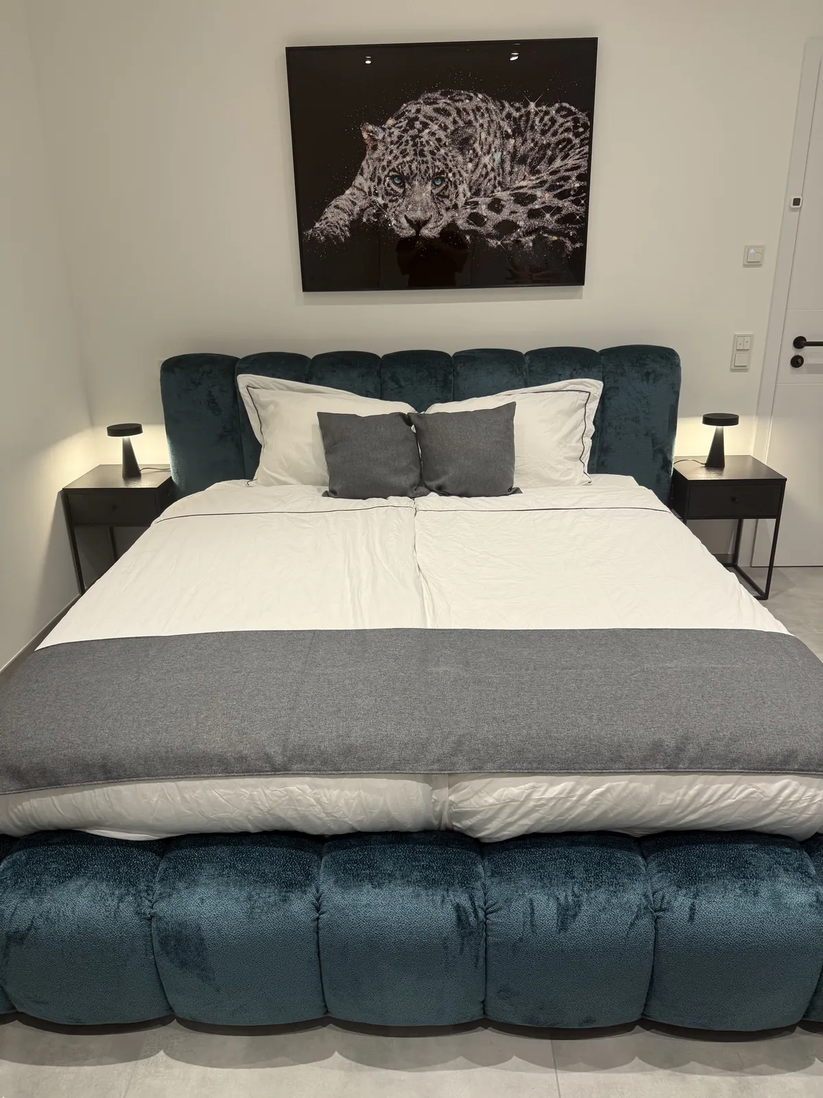 Schlafzimmer mit Kingsize-Bett im Apartment The Cube 3.0 Hagen